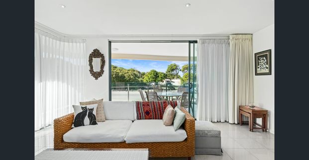 Discover the perfect coastal lifestyle - Photo 1
