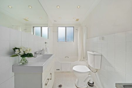 Effortless Modern Living with a North-East Aspect in the Centre of Ashfield - Photo 4