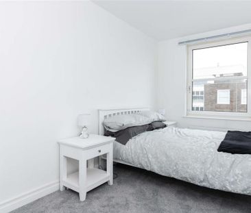 3 bedroom flat to rent - Photo 6