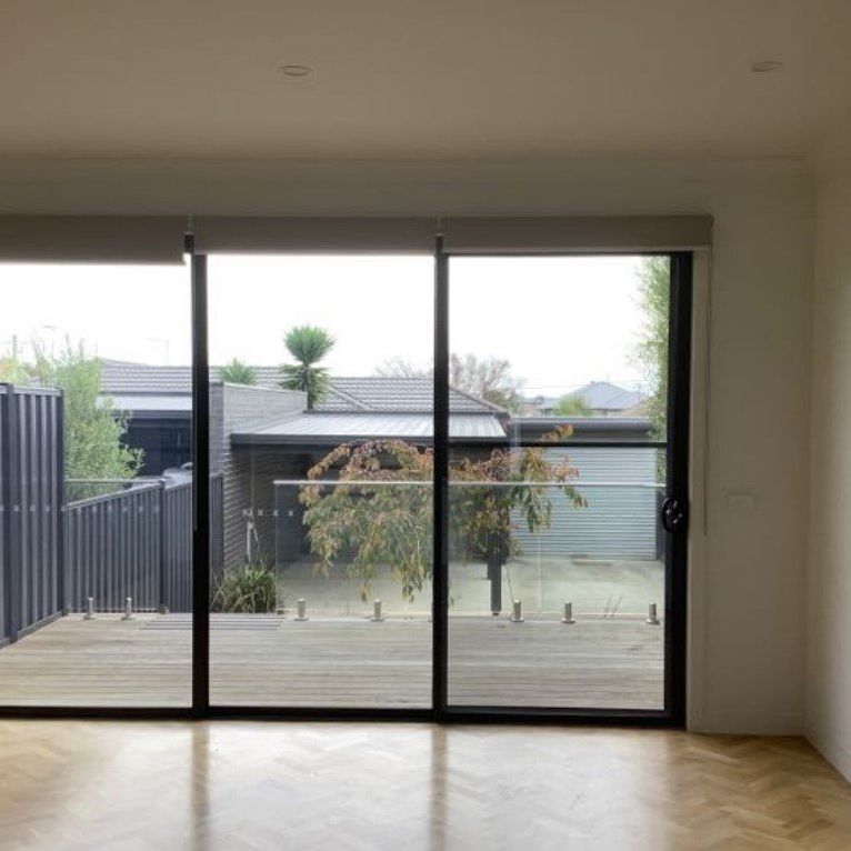 STUNNING TOWNHOUSE. - Photo 1