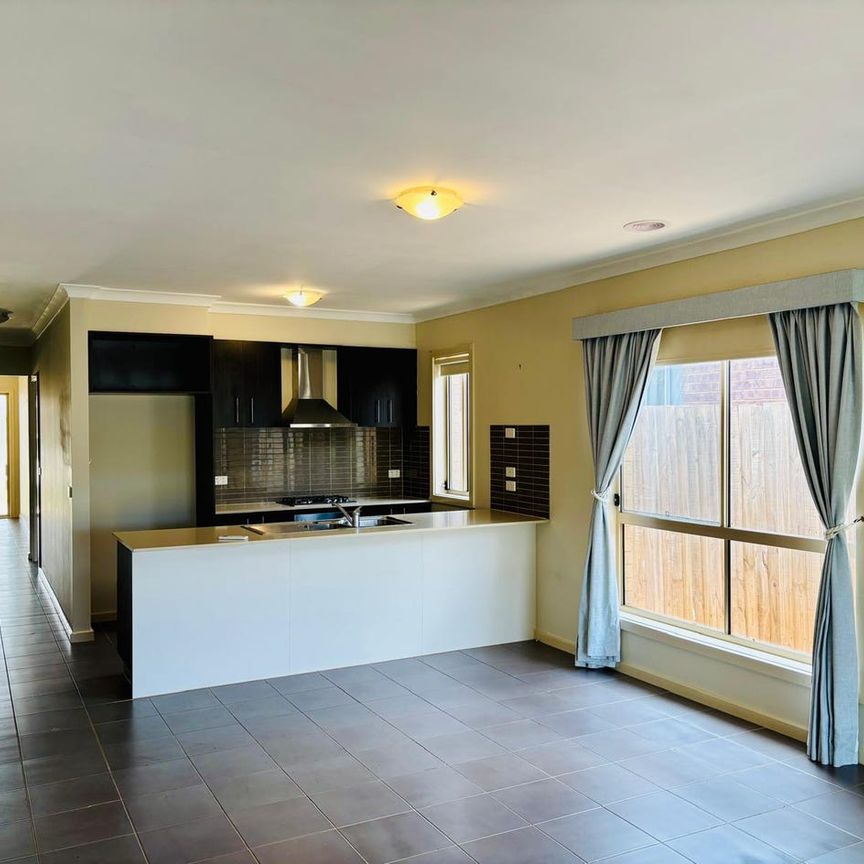 Perfect family home in great location!! - Photo 1