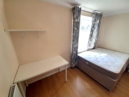 5 bedroom semi-detached house to rent - Photo 3