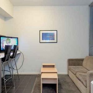 2 Bedroom Apartment - Small Low Level - Photo 3