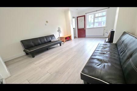 4 Bed Semi-Detached House, Christchurch Avenue, HA0 - Photo 2