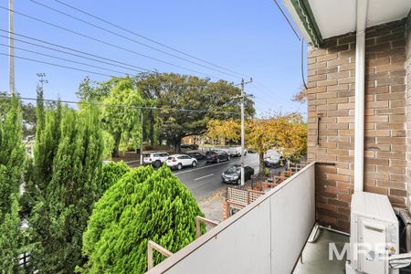 Stylish living in a premier setting - Photo 5
