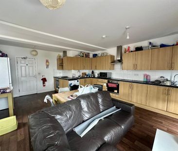 1 bedroom in a flat share to rent - Photo 4