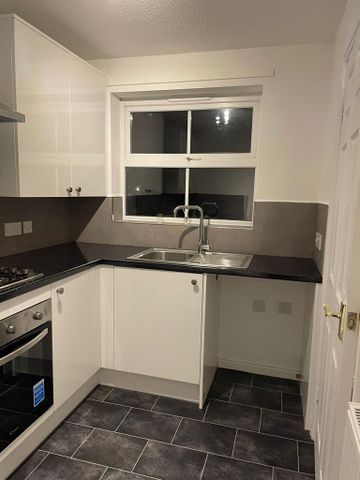 2 bedroom semi-detached house to rent - Photo 5