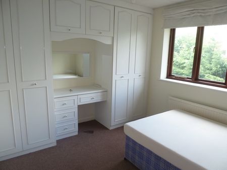 4 Bed Terraced House, Berkeley Close, SO15 - Photo 5