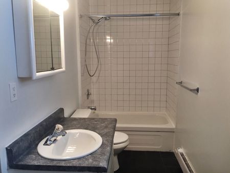 For Lease - 222 Kenilworth Avenue Unit# B, Toronto, Ontario - Photo 4