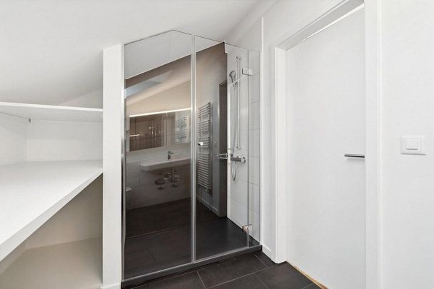 frisch sanierte Dachwohnung in ruhiger Liegenschaft - Photo 1