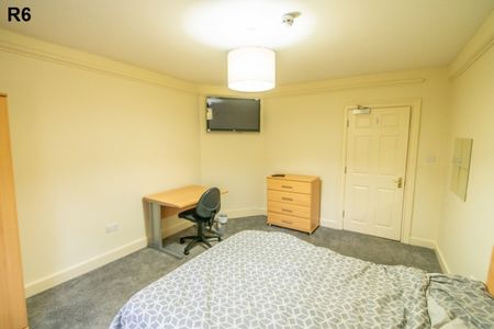 Room 6, 32 Lord Mayor's Walk - Photo 5