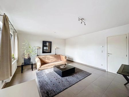 Ruim appartement met 2 slaapkamers, terras en overdekte staanplaats. - Photo 2