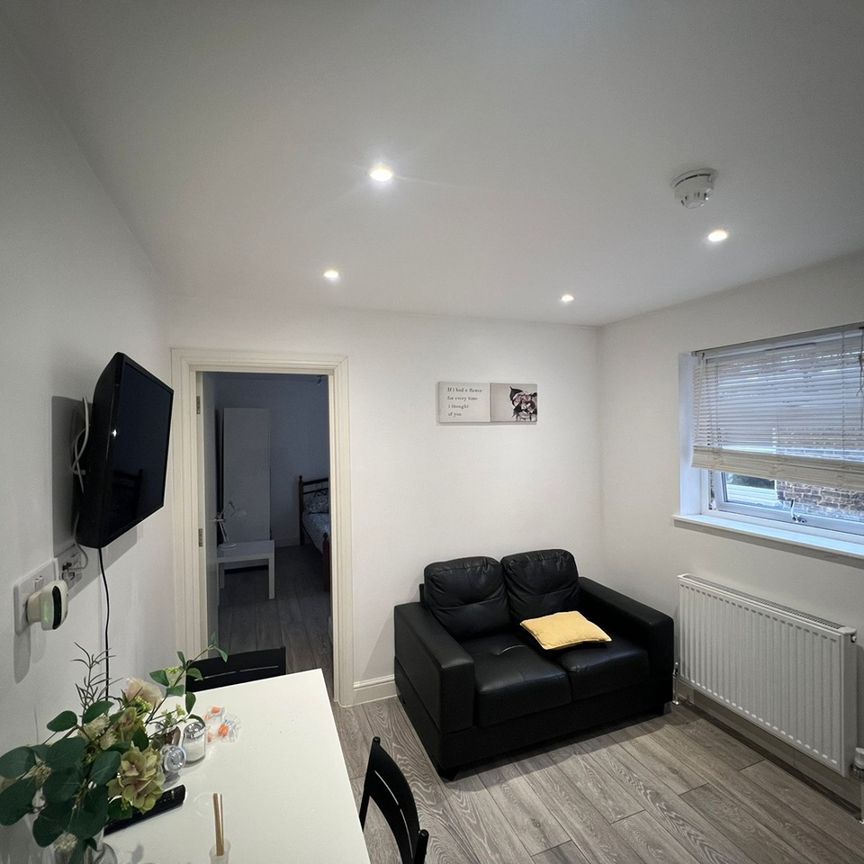 1 Bed Flat, Morrish Road, SW2 - Photo 1