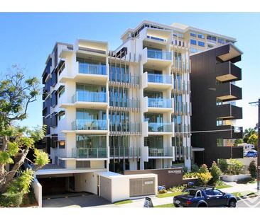 LUXURY GROUND FLOOR APARTMENT IN THE HEART OF TRENDY NEW FARM - Photo 1