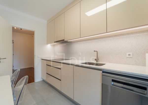 Apartamento T2 renovado para arrendar na Rua São João Bosco