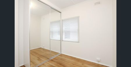 Beautifully renovated apartment in character-filled boutique block - Photo 3