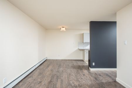 Winston Manor Apartments - Photo 2