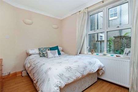 Three bedroom ground floor flat with a garden. Located on Tooting Bec Road with access to the city via the Northern Line at Tooting Bec Station, this property would be ideal for sharers. - Photo 4