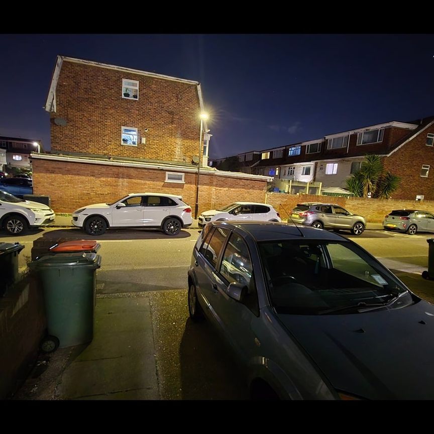 Room in a Shared House, Atkinson Road, E16 - Photo 1