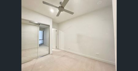 Spacious 2 Bedroom 2 Bathroom 1 Carpark Apartment walking distance to Deakin University. - Photo 5