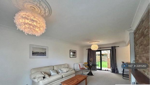 4 bedroom bungalow to rent - Photo 1