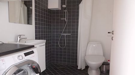 Hjørnelejlighed i 2 plan roligt beliggende i ejendom med svalegang, der kan benyttes som en mindre altan samt P-plads - tæt ved svømmehal, Netto, gode busforbindelser og S-tog - Photo 5