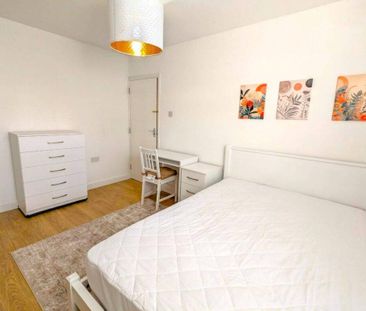 1 bedroom in a flat share to rent - Photo 2