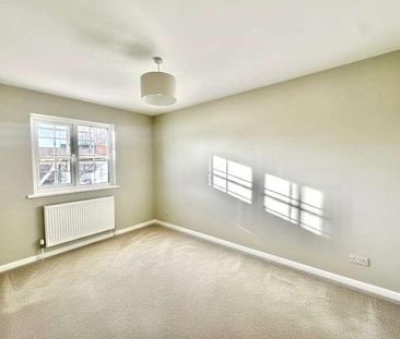 St. Peters Gardens, Wrecclesham, Farnham, Surrey, GU10 - Photo 2