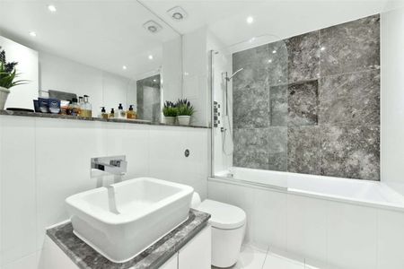 A stunning riverside townhouse with roof garden offering views of Eton and the River Thames. - Photo 5