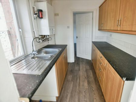 Terraced House to rent on - Photo 2