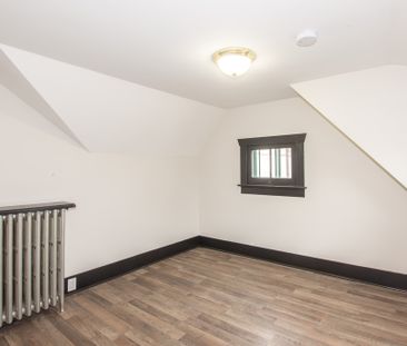 **CHARMING UNIT** 3 Bedroom, 2 Bathroom Unit in Port Colborne!! - Photo 2