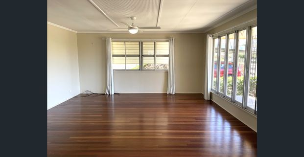 COMFORTABLE 3 BEDROOM PROPERTY WITH OPEN-PLAN LIVING - Photo 1