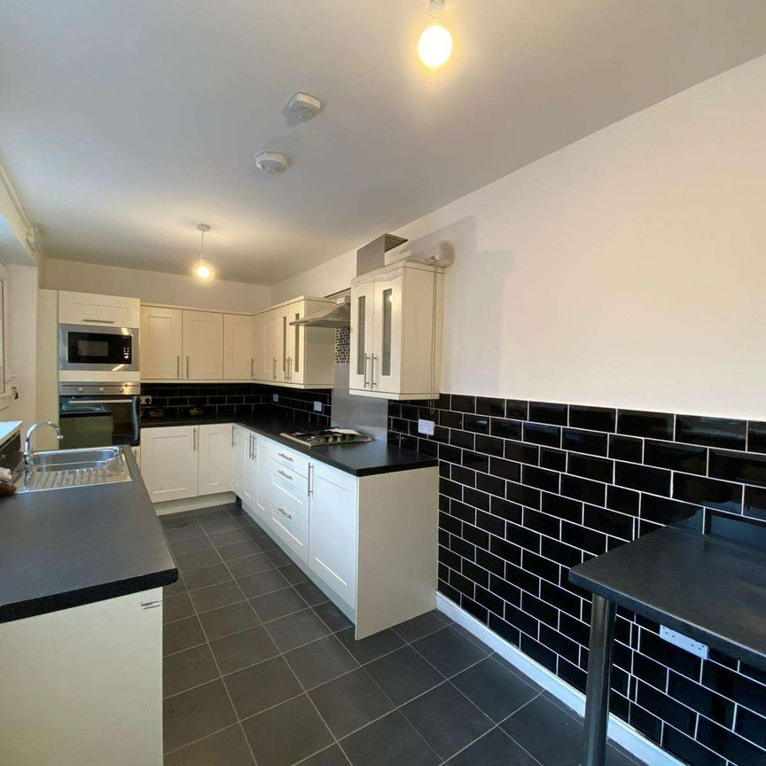 Milnrow Road Room 1 - Photo 1