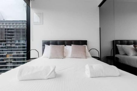Luxurious 2-Bedroom Apartment in Melbourne CBD with Stunning City Views - Photo 5