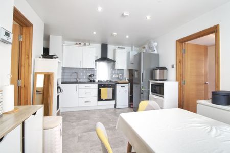1 Bedroom - Photo 5