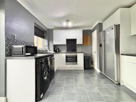 3 bedroom detached house to rent - Photo 3