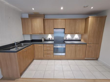 2 bed flat to rent in Walton Road, Bushey, WD23 - Photo 2