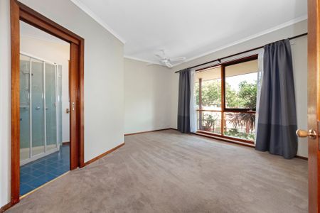 Big on Space & Walking Distance to McKinnon Secondary College! - Photo 2