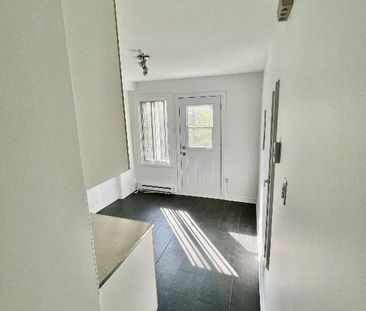 Superbe 3 ½ ensoleillé, libre maintenant, triplex, 2 ième étage, tr... - Photo 1