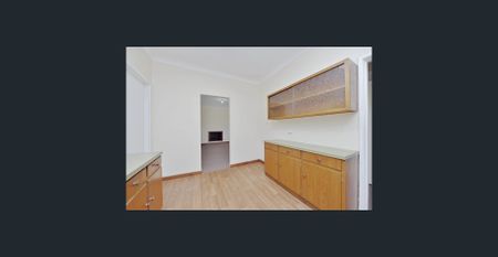 Well presented older style home - Photo 3