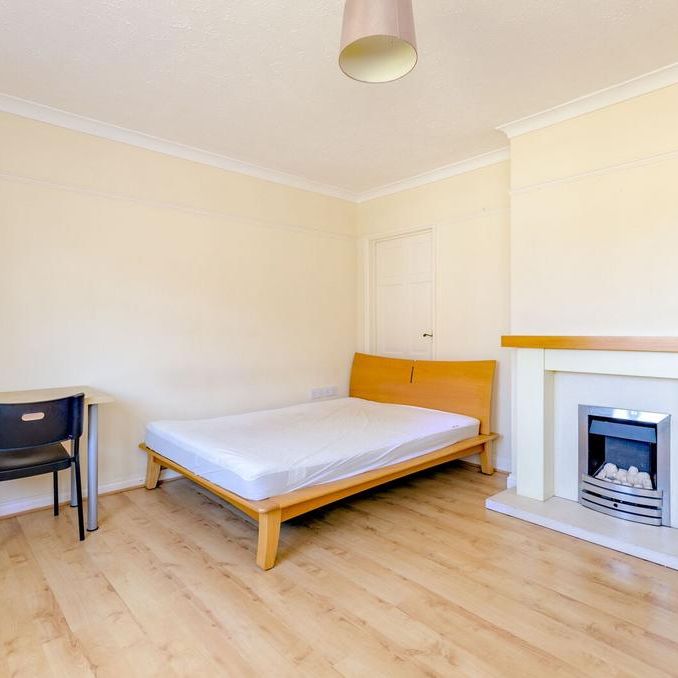 4 bedroom semi-detached house to rent - Photo 1