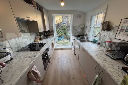 Georgian Townhouse over 3 floors, double reception room & patio garden - Photo 5