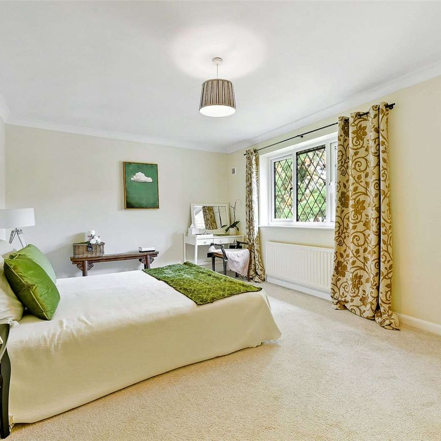 A well-presented and spacious two bedroom first floor flat with two parking spaces. - Photo 1