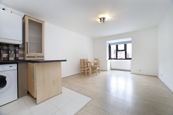 Landsdown Court Rundell Crescent Hendon NW4 - Photo 1