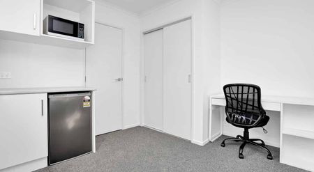 Power & Internet included - singles and couples considered - close to University - Photo 3