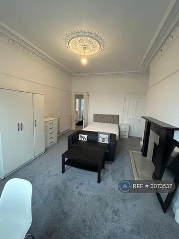 4 bedroom flat to rent - Photo 4