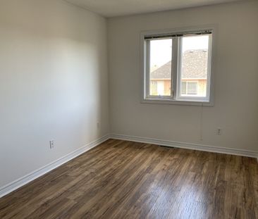 For Lease - 3083 Highbourne Crescent, Oakville, Ontario - Photo 3