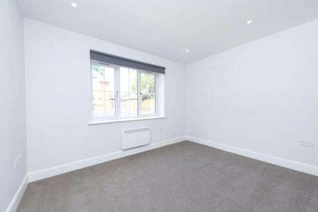 Sycamore Drive, Ash Vale, Surrey, GU12 - Photo 4