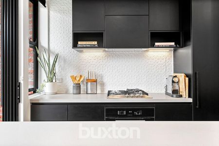 Stunning, Executive 2 Bedroom, 2 Bathroom Townhouse! - Photo 2