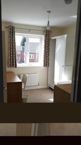 4 bedroom semi-detached house to rent - Photo 3